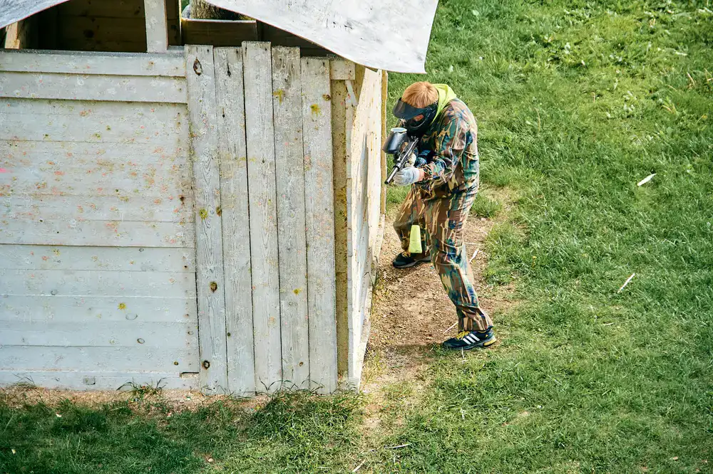 Tactical shooter player coordinating with team